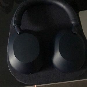 Sony XM5 great condition bought it not even a month ago